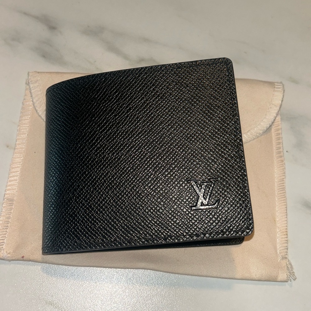 LOUIS VUITTON customizable multiple wallet